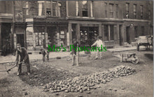 Load image into Gallery viewer, Oxfordshire Postcard - Oxford, Workmen Re-Laying Cobbles, Broad Street DC2454