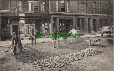 Oxfordshire Postcard - Oxford, Workmen Re-Laying Cobbles, Broad Street DC2454