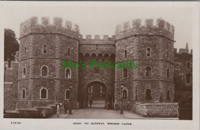 Berkshire Postcard - Windsor Castle, Henry VIII Gateway   SW13562