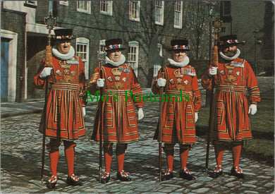 London Postcard - Yeoman Warders at The Tower of London  SW12182