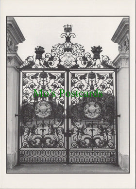 London Postcard - Kew Gardens, Through The Main Gates  SW13667
