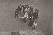 Load image into Gallery viewer, France Postcard - Blois, The Chateau, Group of Tourists SW18017