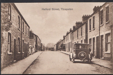 Northamptonshire Postcard - Halford Street, Thrapston    S456