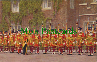 Military Postcard - Yeoman of The Guard on Parade  SW12494