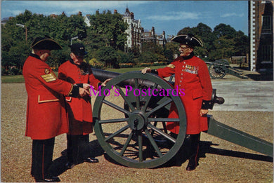 Military Postcard - Chelsea Pensioners With a Cannon  SW15222