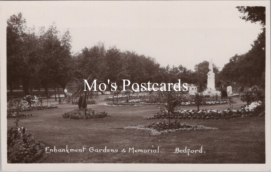 Bedfordshire Postcard - Embankment Gardens and Memorial, Bedford   SW15867