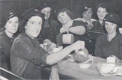 Nostalgia Postcard - LNER Workers Night Shift, 1942 - SW16520