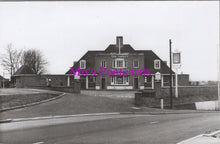 Load image into Gallery viewer, Hampshire Postcard - The Target Pub, Southampton   SW15764
