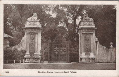 Middlesex Postcard - Hampton Court Palace, The Lion Gates   SW17009