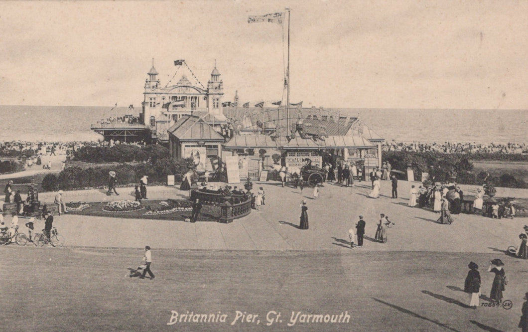 Norfolk Postcard - Great Yarmouth, Britannia Pier  VT608
