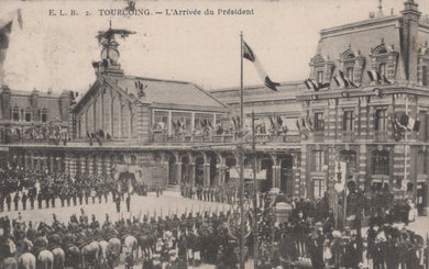 Vintage postcard of a grand building with a crowd and flags, labeled 'L'Arrivée du Président'.