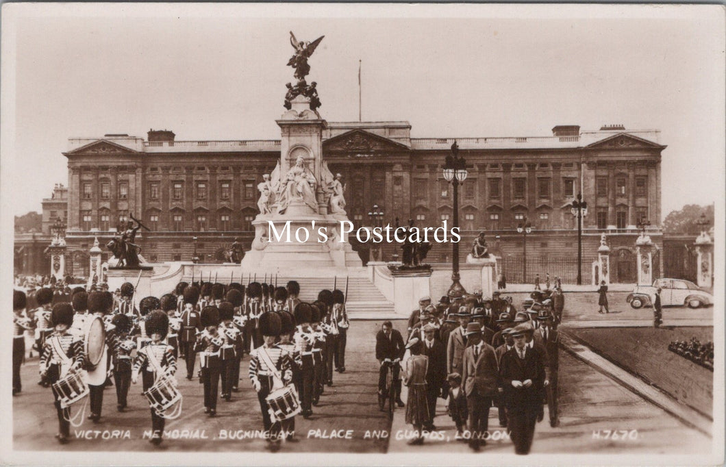 London Postcard - Victoria Memorial, Buckingham Palace and Guards SX18