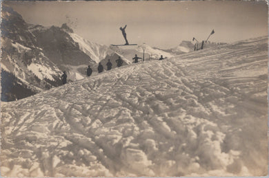 Switzerland Postcard - Group of Skiers on The Slopes SW17448