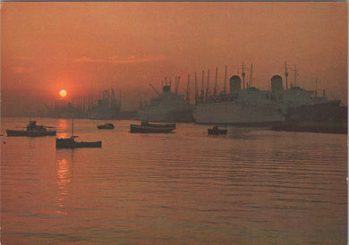 Hampshire Postcard - Southampton Docks   SW17439