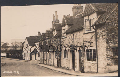 Berkshire Postcard - White Hart Hotel, Street Scene, Sonning   RT373