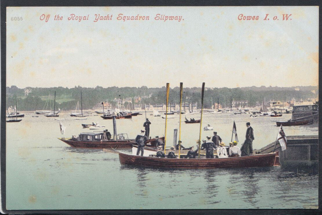 Isle of Wight Postcard - Off The Royal Yacht Squadron Slipway, Cowes   RS12509