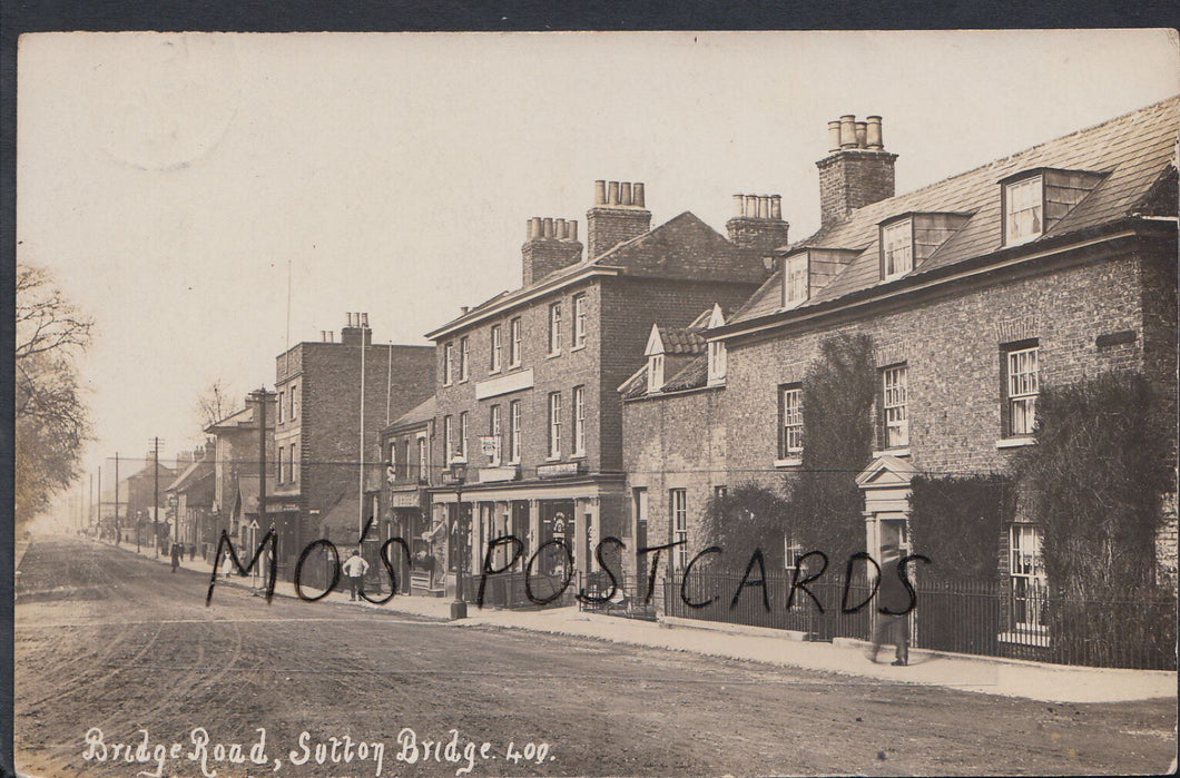 Lincolnshire Postcard - Bridge Road, Sutton Bridge    RT418