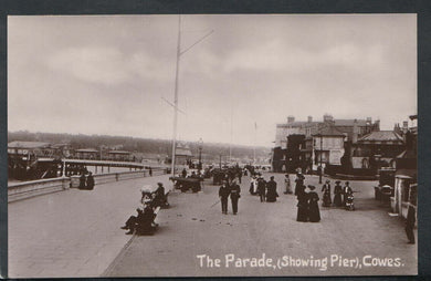 Isle of Wight Postcard - The Parade, (Showing Pier), Cowes   RS12948