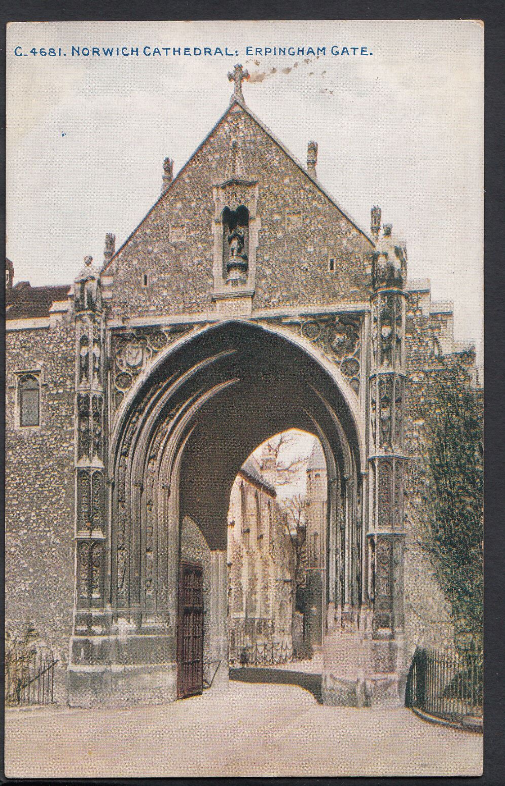 Norfolk Postcard - Norwich Cathedral, Erpingham Gate    RT1267