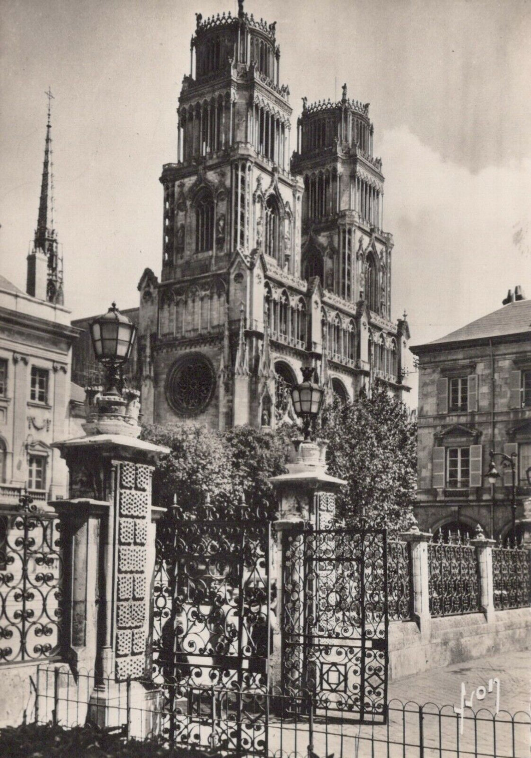 France Postcard - Orleans - La Cathedrale Vue De L'Hotel De Ville  RRR464