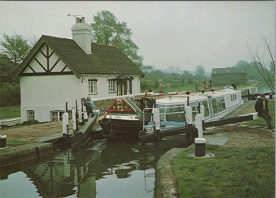 Hertfordshire Postcard - Lock Cottage at Dudswell, Grand Union Canal, Nr Tring Ref.SW9944
