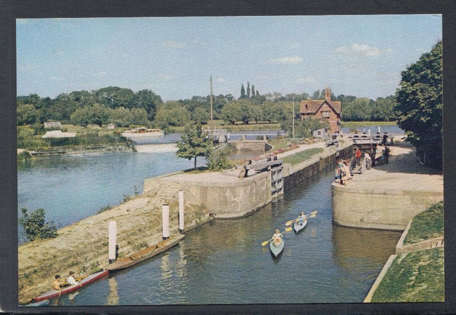 Oxfordshire Postcard - Goring Lock on The River Thames - Mo’s Postcards 