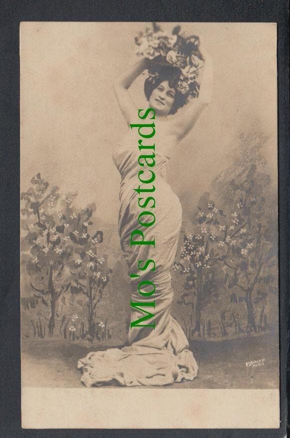 Glamour Postcard - Fashionable Lady