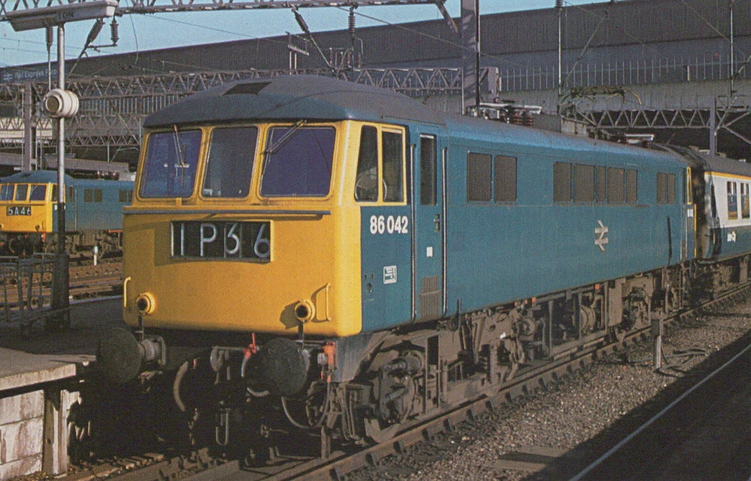 Railways Postcard - Trains - No 86 042 at Euston in 1979 - Mo’s Postcards 