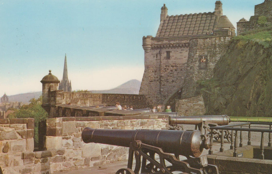 Scotland Postcard - The Ramparts, Edinburgh Castle - Mo’s Postcards 